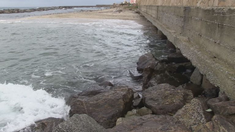 VIDEO | Erosione costiera al Pennello: quando il mare fa paura