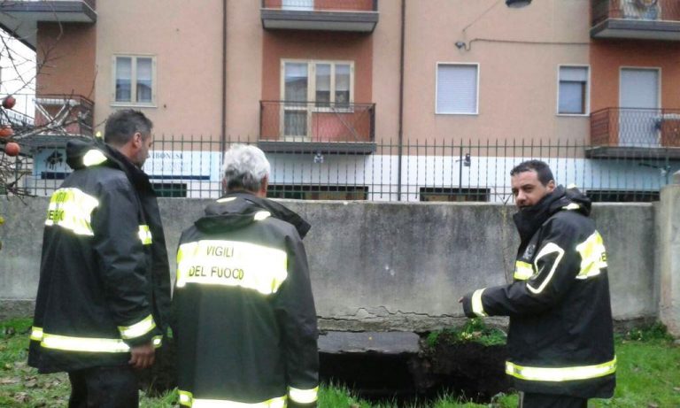 Si apre voragine in via Carlo Parisi a Vibo, otto famiglie evacuate – FOTO/VIDEO