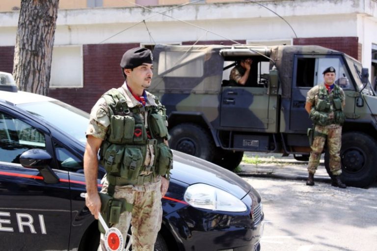 Ubriaco e armato di coltello minaccia carabinieri ed Esercito, arrestato