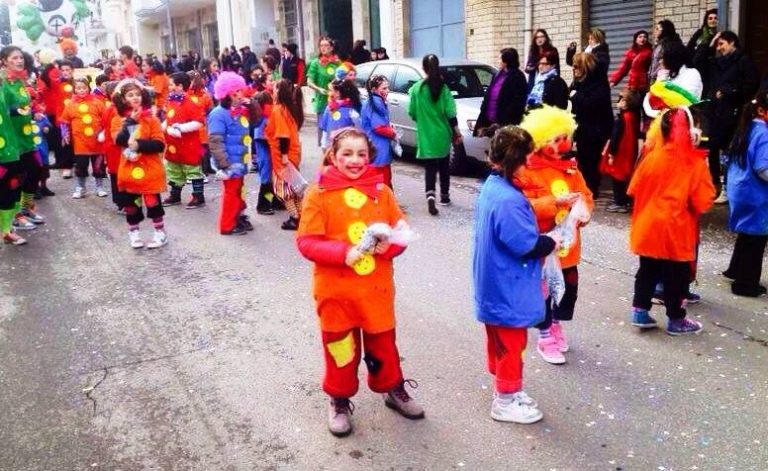 Torna “Carnevalmare”, carri e mascherine sfilano a Vibo Marina