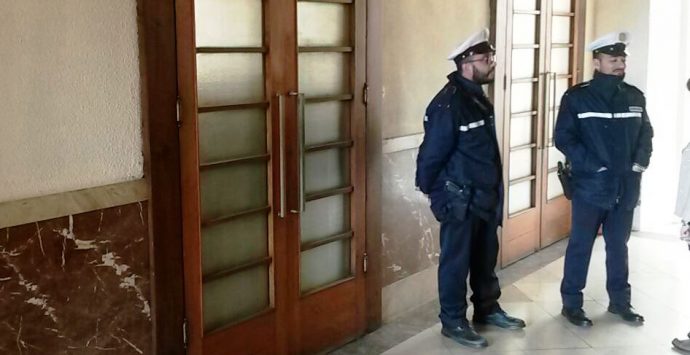 E il segretario comunale finisce sotto accusa …a porte chiuse