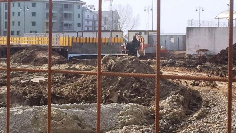 Escavatore in fiamme nel cantiere del nuovo teatro – FOTO/VIDEO