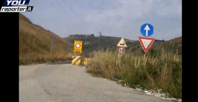 VIDEO | Mileto, lo svincolo che immette sulla provinciale chiusa