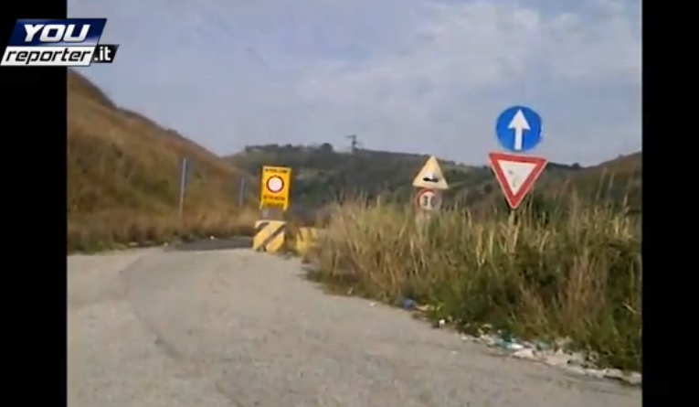 VIDEO | Mileto, lo svincolo che immette sulla provinciale chiusa