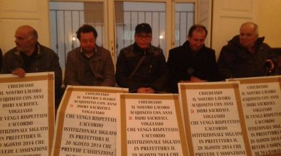 Rifiuti, nuova protesta degli operai in consiglio comunale