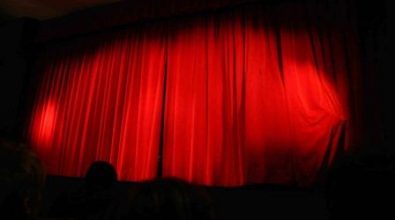 EVENTI NEL VIBONESE | Tropea, a teatro con “Reality Shock”