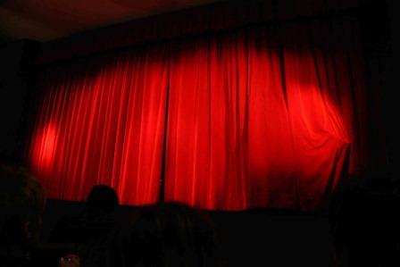 EVENTI NEL VIBONESE | Tropea, a teatro con “Reality Shock”