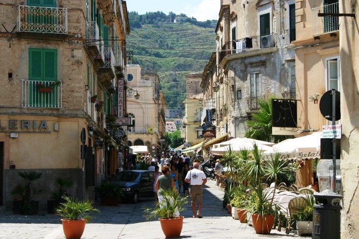 Occupazione suolo pubblico, commercianti sul piede di guerra a Tropea