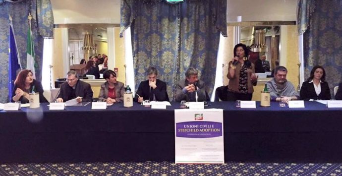 L’Arcigay al convegno di FI sulle unioni civili: “Trattati come fenomeni da baraccone” – VIDEO