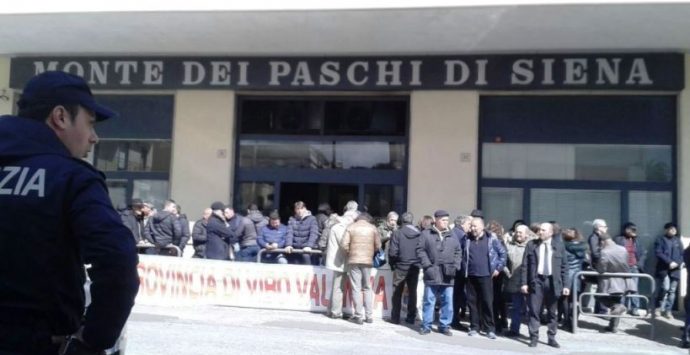 Provincia, i dipendenti presidiano la banca