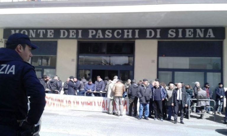 Provincia, i dipendenti presidiano la banca