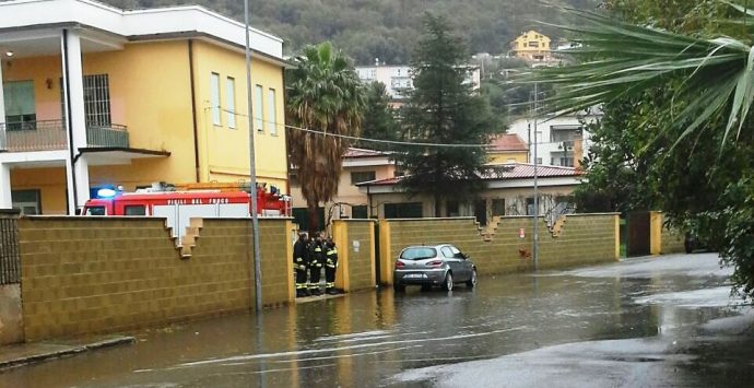 Maltempo, nuovamente allagato il cortile della scuola De Maria