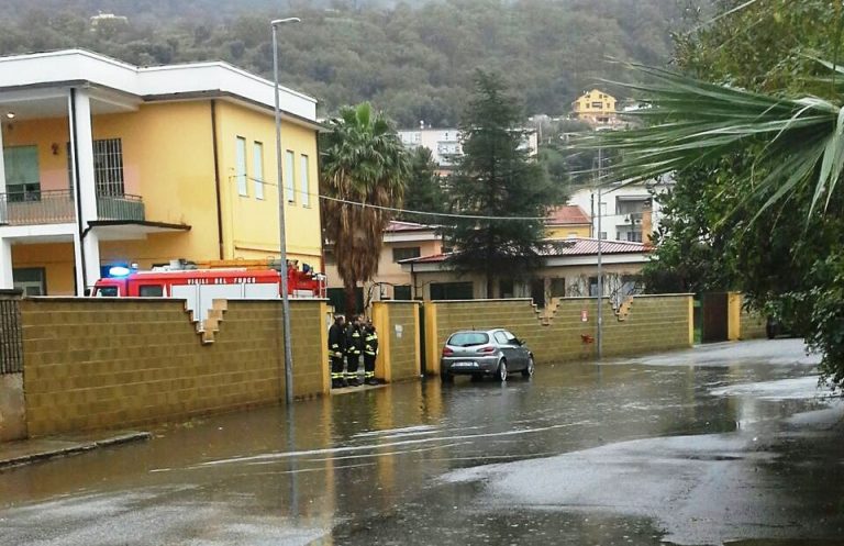 Maltempo, nuovamente allagato il cortile della scuola De Maria