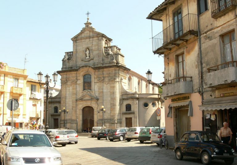 Serra San Bruno, vietato giocare a pallone in alcune piazze del paese