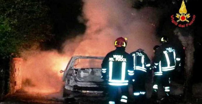 Auto in fiamme nella notte a Pizzo