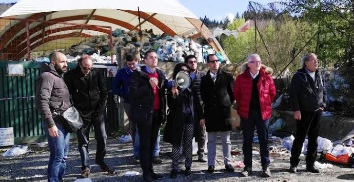 Serra San Bruno, sit-in del centrosinistra davanti all’isola ecologica – VIDEO