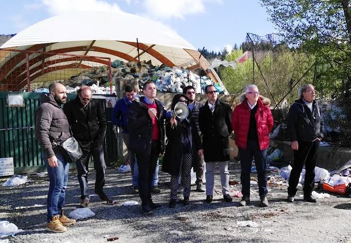 Serra San Bruno, sit-in del centrosinistra davanti all’isola ecologica – VIDEO