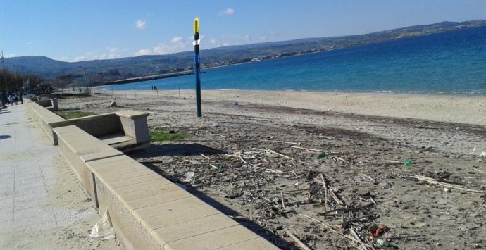 Pulizia spiagge, Lo Bianco: «Amministrazione in ritardo»