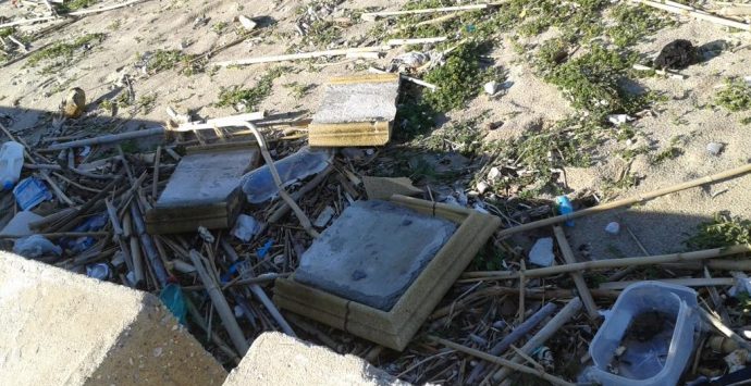 VIDEO | Degrado a Vibo Marina: rifiuti e incuria imperano sulle spiagge