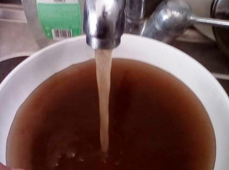 VIDEO | Acqua maleodorante e color ruggine a Vibo, la denuncia di un residente