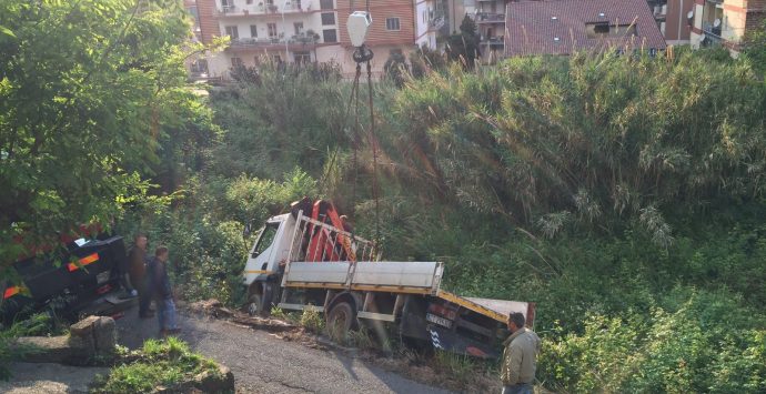 Camion fuori strada a Vibo Marina, illeso il conducente