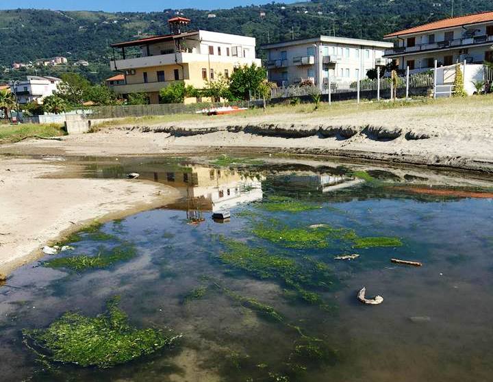 Una fogna a cielo aperto sulla spiaggia di Bivona