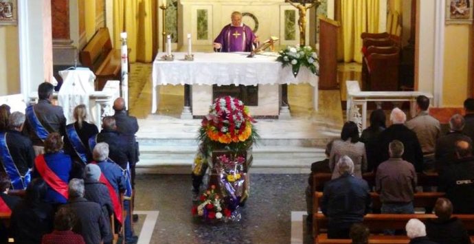 Celebrati i funerali di Di Betta, il sindaco Di Sì: «Riposerà nel suo amato paese»