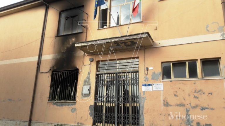 Incendio in una scuola di Stefanaconi, le fiamme distruggono un locale tecnico