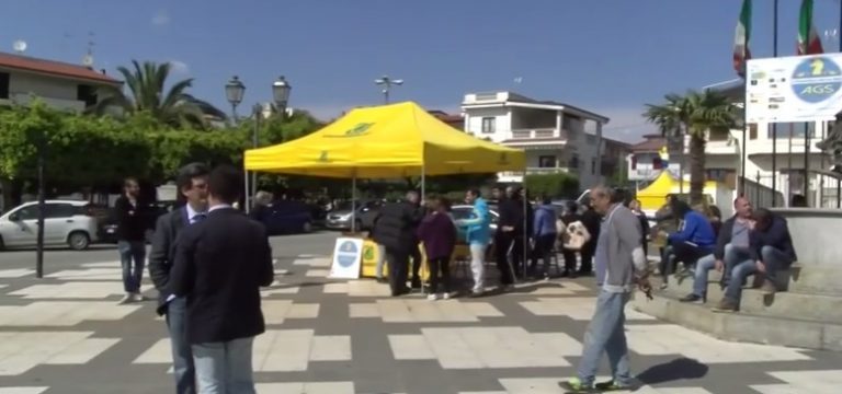 VIDEO | Acqua sporca a Santa Domenica, cittadini e associazioni in piazza
