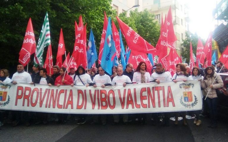 Provincia, lavoratori in marcia a Catanzaro in attesa d’incontrare Alfano