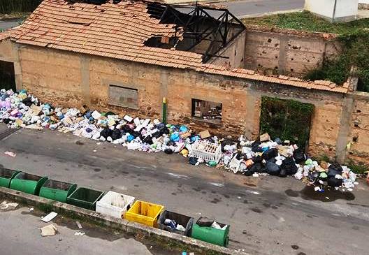 Vibo Marina, ripulita la spiaggia …ma in periferia regnano le discariche (VIDEO)