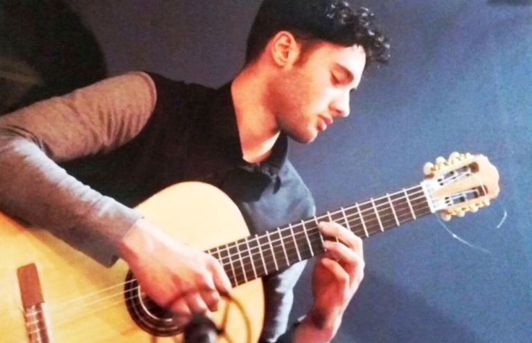 Talento e passione, ecco il “Maradona della chitarra”