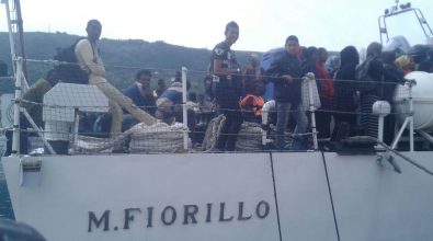 Migranti, in 360 sbarcano al porto di Vibo Marina (VIDEO)