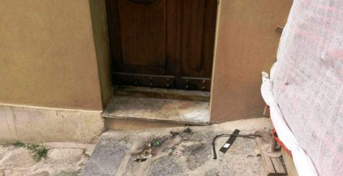 Vibo, in fiamme il portone dell’assessore all’Urbanistica Laura Pugliese