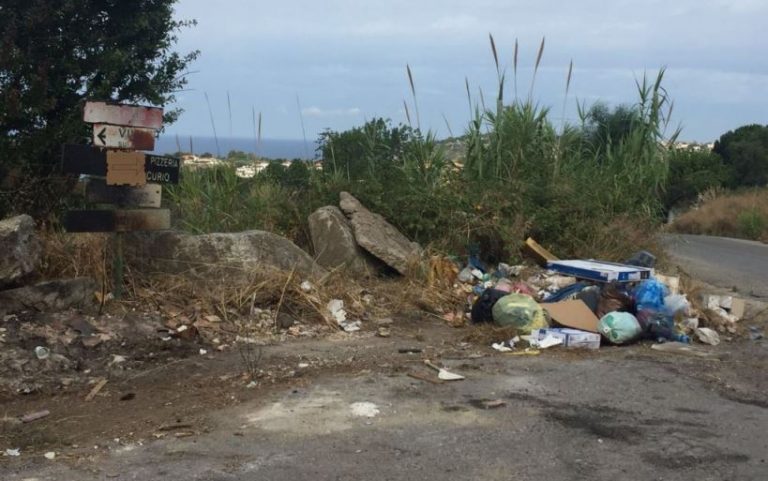 Sterpaglie e rifiuti per strada, a Ricadi non è ancora estate