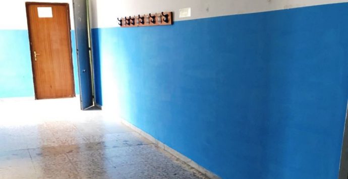 Pizzo, nuovi arredi per le scuole