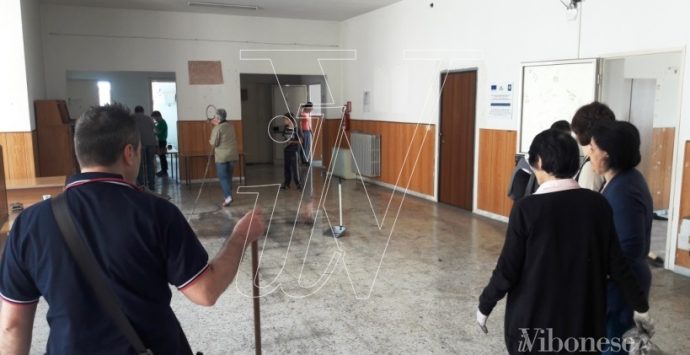 Stefanaconi si ribella alla barbarie: i cittadini ripuliscono la scuola dopo l’incendio