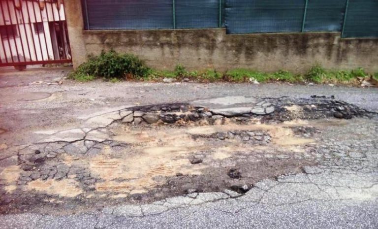 Interventi costosi ma le strade restano disastrate, «Che fine fanno i soldi?»