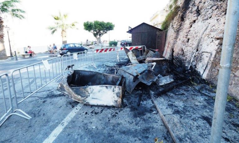 Incendio nella notte a Tropea, un chiosco divorato dalle fiamme