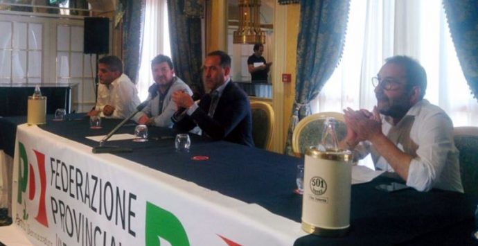 Enzo Insardà acclamato segretario: un “uomo di partito” per un Pd lacerato