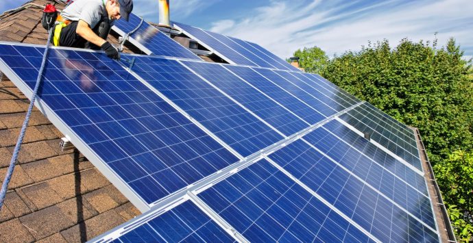 Impianti fotovoltaici negli edifici pubblici, il Vibonese tra le ultime province