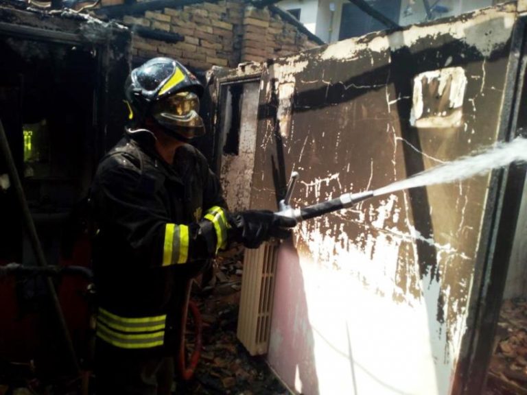 Incendio danneggia fabbricato nel centro di Pizzoni