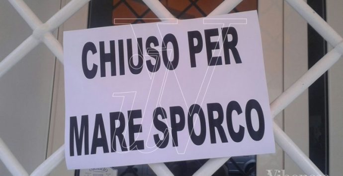 VIDEO | “Chiuso per mare sporco”: i commercianti occupano il Comune di Nicotera