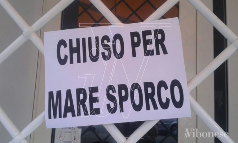 VIDEO | “Chiuso per mare sporco”: i commercianti occupano il Comune di Nicotera