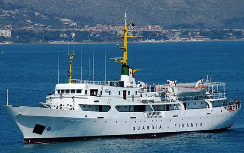 La nave scuola della Guardia di finanza accolta dalla Pro loco