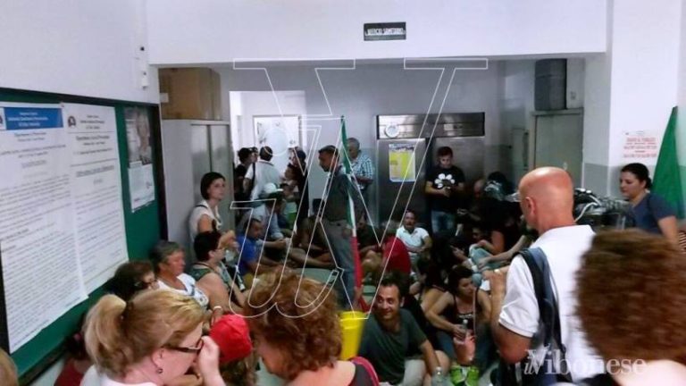 Mare sporco, manifestanti occupano gli uffici dell’Asp. Tensioni con le forze dell’ordine