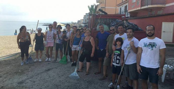 Ripulita la spiaggia del Pennello, partecipazione massiccia all’iniziativa