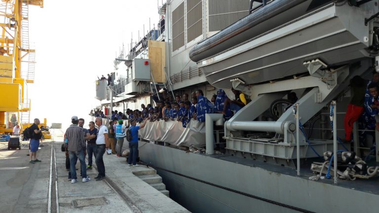 Vibo Marina, arriva la nave carica di morte e disperazione – VIDEO