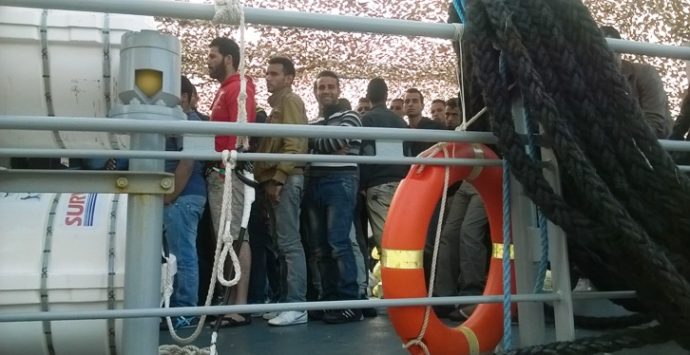 Migranti al Palasport di Vibo Marina, «Questa non è integrazione»