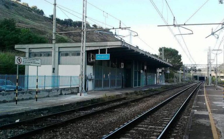 Guasto ai freni su un treno che trasporta acido cloridrico: traffico interrotto